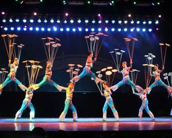 朝阳杂技《转碟》